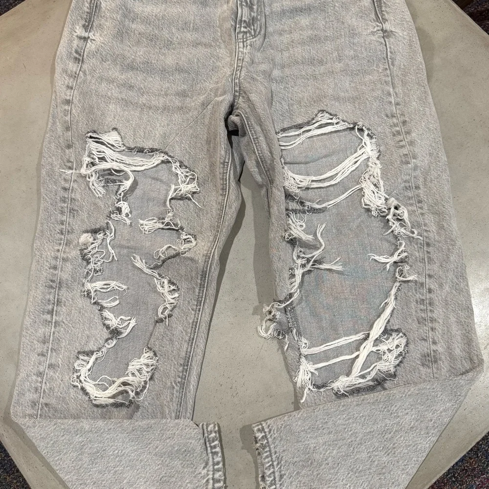 American Eagle Outfitters Light Gray Distressed Boyfriend Jeans - Picture 1 of 3